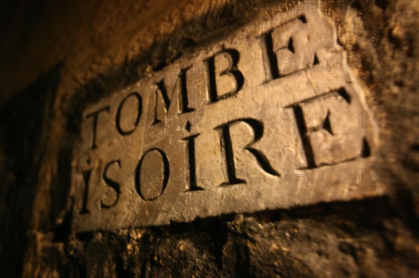 France, Paris 14e, les catacombes, entree place Denfert Rochereau, souterrain, galeries, inscriptions topographiques, tombe issoire,