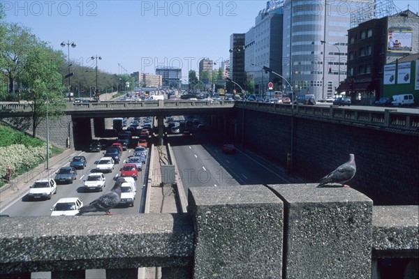 France, Paris 14e, porte d'orleans, boulevard peripherique, circulation automobile, parapet, pigeon,