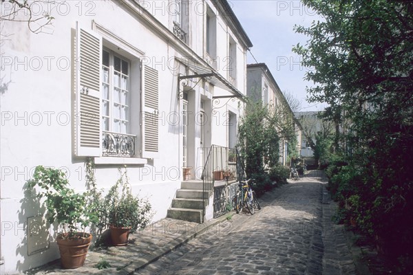 France, Paris 14e, maisons individuelles, esprit village, villa derriere le 105 rue didot, ruelle pavee,