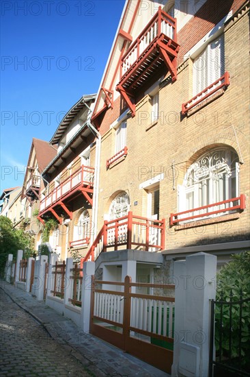 France, Paris 14e, square de Montsouris, maisons individuelles, esprit village, vegetation,