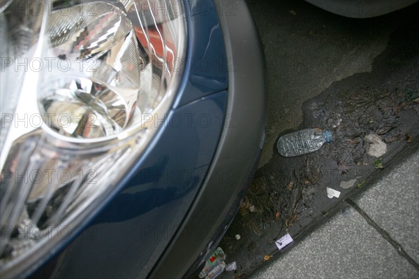 France, Paris, trottoir, Montparnasse, caniveau, pollution, salete, detritus,