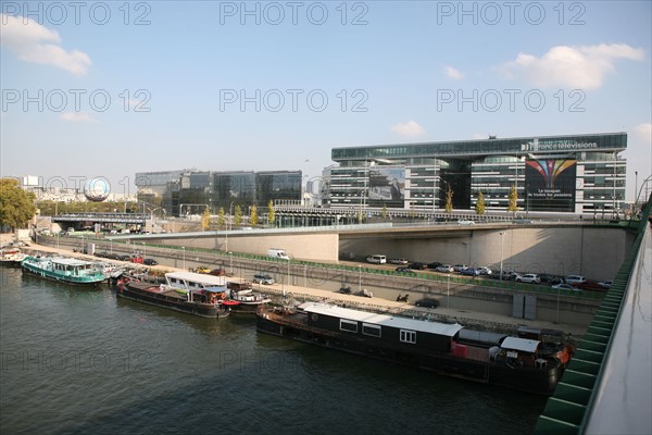 France, Paris 15e depuis le pont du garigliano, siege de france televisions, immeuble, audiovisuel public, peniches a quai,