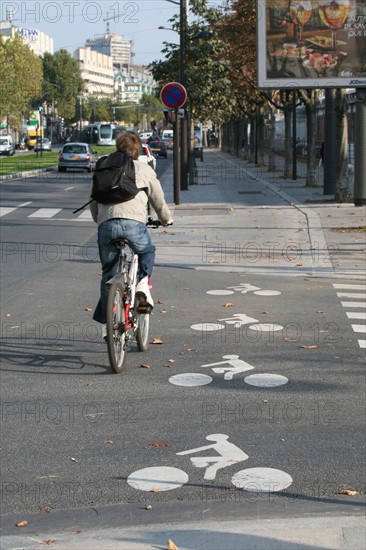 France, Paris 15e, piste cyclable paralelle au tram du pont du garigliano, boulevard general martial vallin, velo, cycliste, pictogramme,