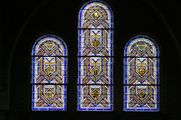 France, Paris 15e eglise saint Leon, quartier Dupleix, detail des vitraux, 
motifs art deco,
