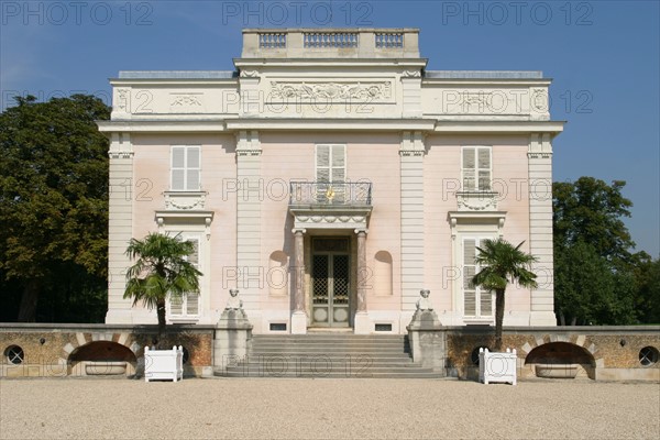 France, Paris 16e, bois de boulogne, parc de bagatelle, pavillon, folie du comte d'artois, facade sur cour,