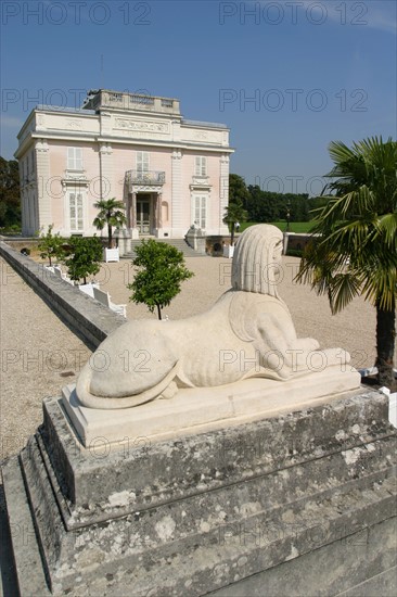 France, Paris 16e, bois de boulogne, parc de bagatelle, pavillon, folie du comte d'artois, facade sur cour, statue sphinx,