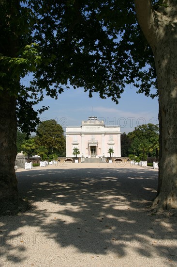 France, Paris 16e, bois de boulogne, parc de bagatelle, pavillon, folie du comte d'artois, facade sur cour, allee d'arbres,