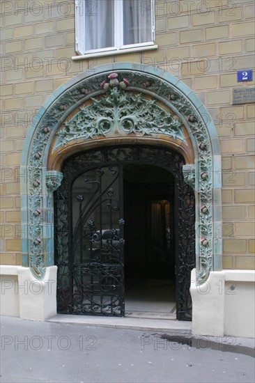 Building 2 rue Eugène-Manuel in Paris