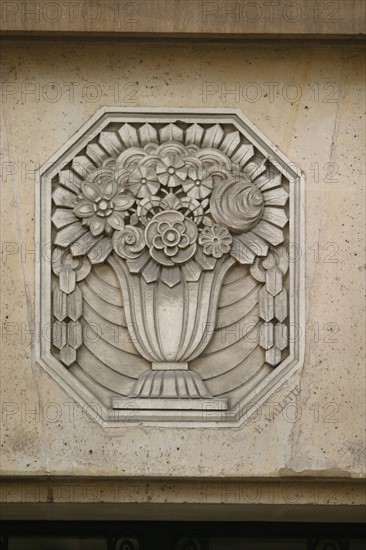 France, Paris 16e, immeuble du 26 avenue de lamballe, relief au dessus de la porte, sculpteur h vallette,