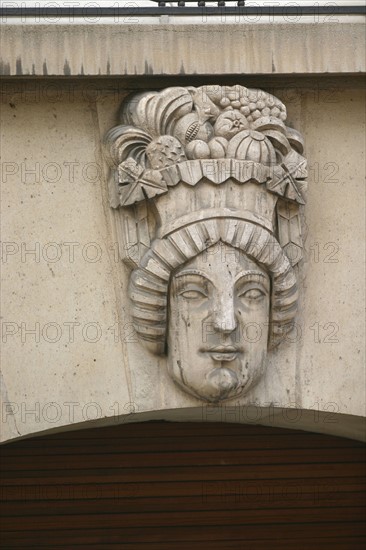 France, Paris 16e, immeuble du 26 avenue de lamballe, relief au dessus de la porte, sculpteur h vallette, tete de femme avec corbeille de fruits,