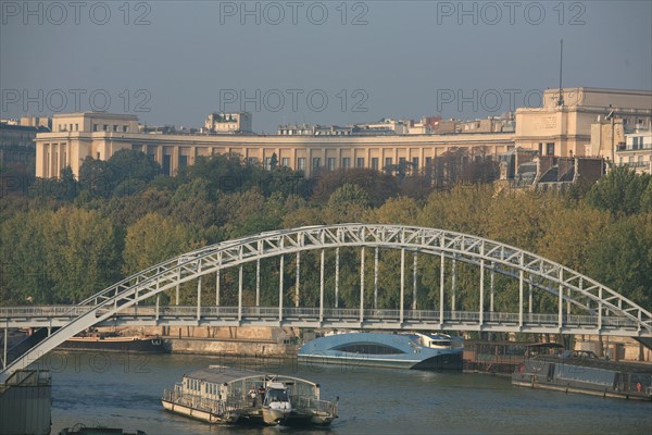 France, Paris 16e, palais de chaillot vu depuis le pont de l'Alma passerelle debilly, la Seine et bateau Parisien,