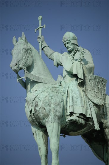 France, Paris 18e, butte Montmartre, basilique du sacre coeur, detail statue equestre sur la facade,