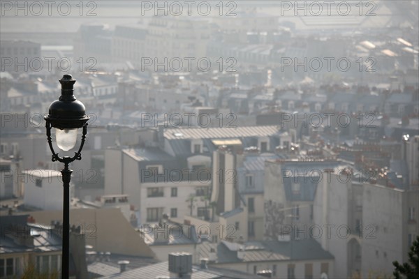France, Paris 18e, butte Montmartre, basilique du sacre coeur, vue depuis la terrasse du sacre coeur, lampadaire,