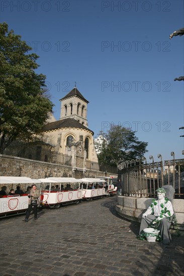 France, Paris 18e, butte Montmartre, basilique du sacre coeur, place du parvis, touriste, eglise saint pierre de Montmartre, mime automate, petit train touristique,