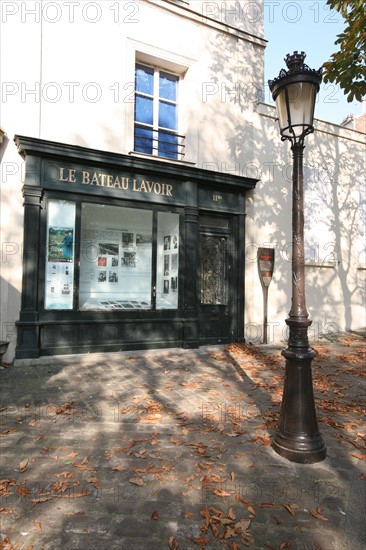 France, Paris 18e, butte Montmartre, place Emile goudeau, le bateau lavoir, artistes, lampadaire,