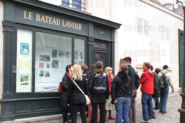 France, Paris 18e, butte Montmartre, le bateau lavoir, place Emile goudeau, groupe de touristes, artistes,