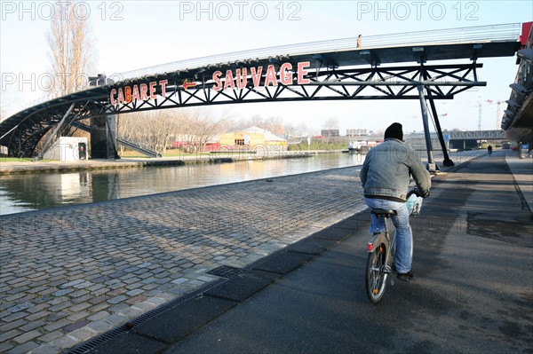 France, Paris 19e, parc de la Villette, pres du cabaret sauvage, canal de l'ourcq, eau, pont, velo, cycliste sur berge,