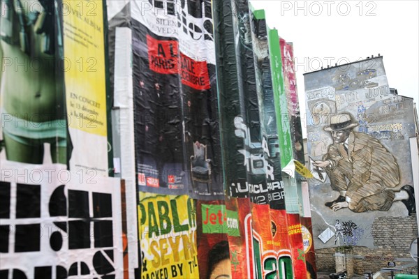 France, Paris 20e, rue de belleville, affiches collees sur palissade, mur peint, place frehel,