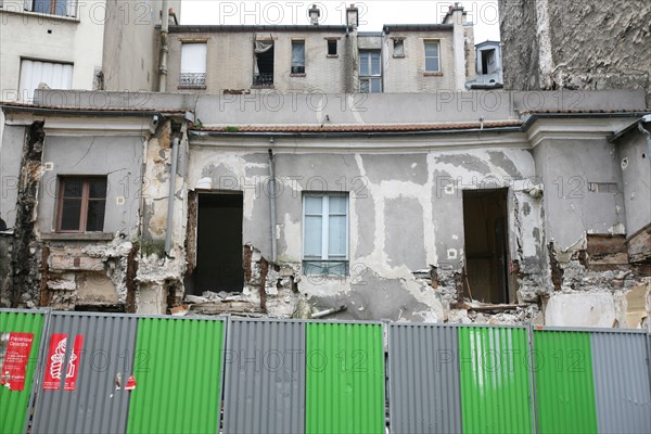 France, Paris 20e, menilmontant rue de la mare, maison en voie de destruction, palissades,