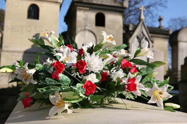 France, Paris 20e, cimetiere du pere Lachaise, sepulture, couronne de fleurs,