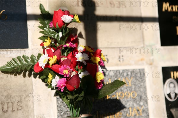 France, Paris 20e, cimetiere du pere Lachaise, colombarium, plaques, souvenir, fleurs