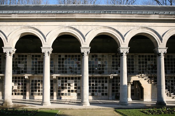 France, Paris 20e, cimetiere du pere Lachaise, colombarium, plaques souvenir, arcades, colonnes,