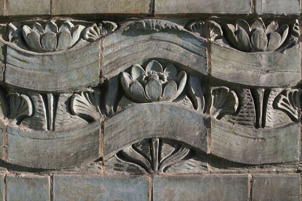 France, Paris 16e, passerelle debilly, pont metallique, detail decor ceramique a la base, motif floral,