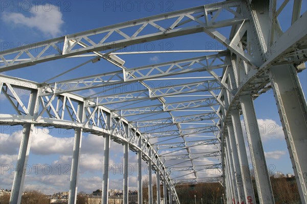 France, Paris 16e, passerelle debilly, pont metallique, poutrelles, ciel nuageux,