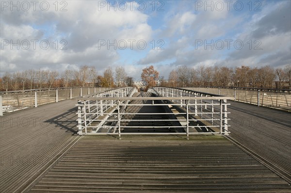 France, Paris 7e, passerelle Leopold Sedar Senghor, initialement nommee passerelle de solferino, structure metallique, sol en bois,