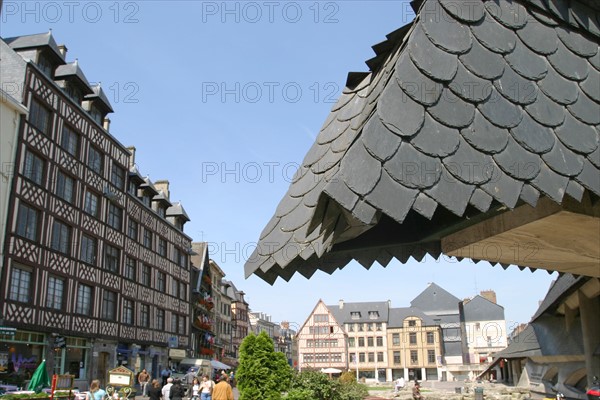 France, Normandie, Seine Maritime, Rouen, place du vieux marche
et eglise sainte jeanne d'Arc, toiture d'ardoises, maisons a pans de bois, colombages,