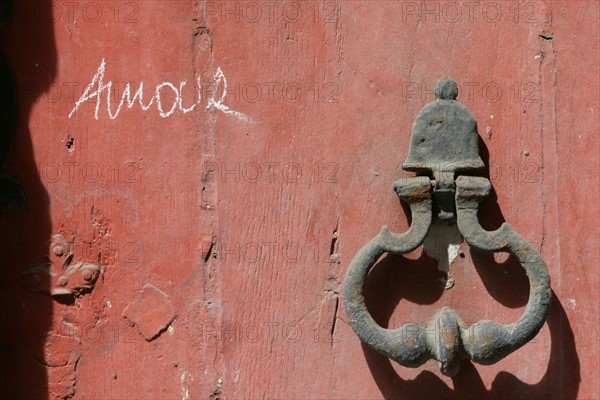 France, Normandie, Seine Maritime, Rouen, heurtoir de porte rouge, graffiti amour, tag, rue des bons enfants