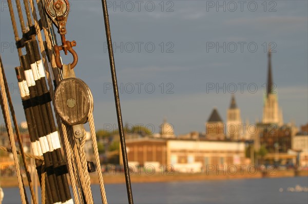 France: Normandie, Seine Maritime, vallee de la Seine, Rouen, vieux greement mairte arrivant au port, haubans, cathedrale, quai de boisguilbert,