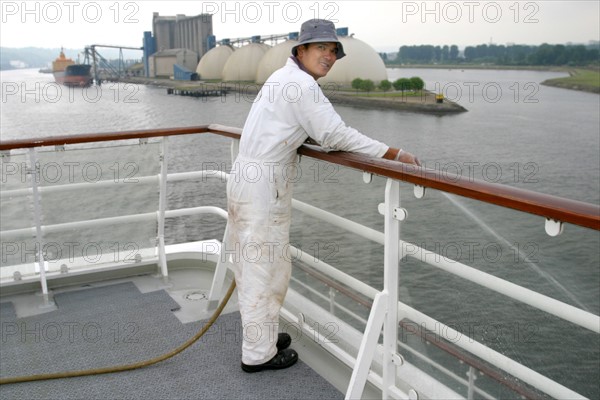 France: Normandie, Seine Maritime, vallee de la Seine, Rouen, grand port de mer de Rouen, paquebot chris colombus, matelot, lavage de pont, au fond silos a cereales,