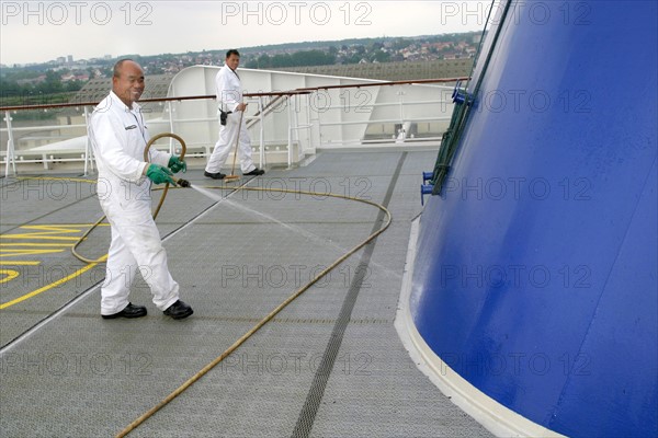 France: Normandie, Seine Maritime, vallee de la Seine, Rouen, grand port de mer de Rouen, paquebot chris colombus, matelots, lavage de pont, navire,