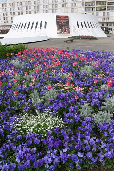 France: Normandie, Seine Maritime, le havre, maison de la culture du volcan architecte oscar niemeyer, fleurs, parterre, theatre,