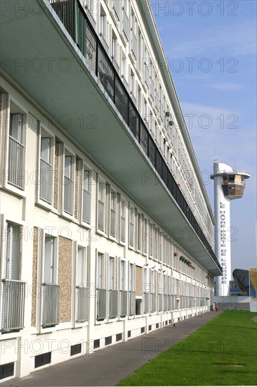 France: Normandie, Seine Maritime, le havre, architecte auguste perret, detail habitat, appartements, fenetres, beton, au fond tour de la capitainerie, vigie, front de mer, front de mer