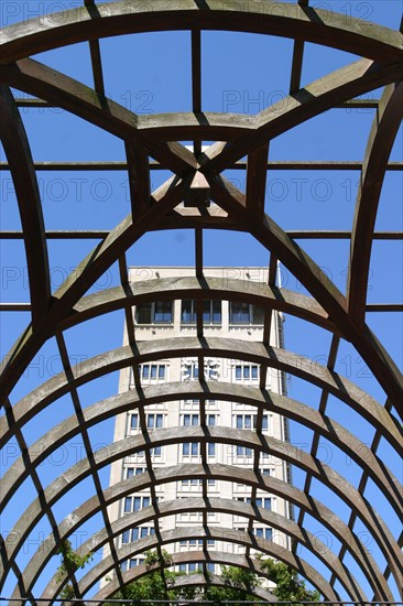 France: Normandie, Seine Maritime, le havre, architecte auguste perret, tour de l'hotel de ville, beton, mairie, pergola, tonnelle, treillage bois, jardin public, place de l'hotel de ville, jardin,