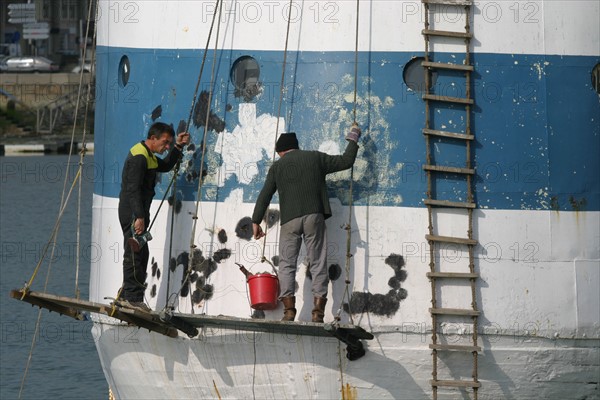 France: Normandie, Seine Maritime, le havre, bassin du commerce, peintres sur une coque de bateau, ouvriers, echafaudage,