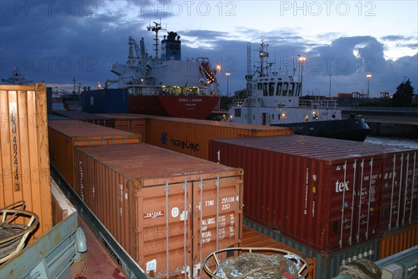 France: Normandie, Seine Maritime, le havre, port de commerce, porte conteneurs, containers, cargo, navire, bateau, marine marchande, commerce international, mondialisation, ecluse francois 1er, nuit,