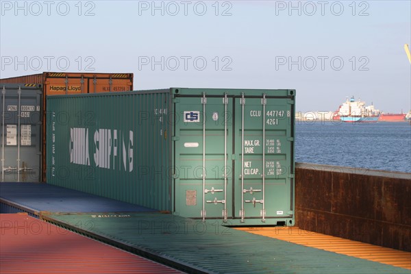 France: Normandie, Seine Maritime, le havre, port de commerce, porte conteneurs, containers, cargo, navire, bateau, marine marchande, commerce international, mondialisation, chargement d'une barge,