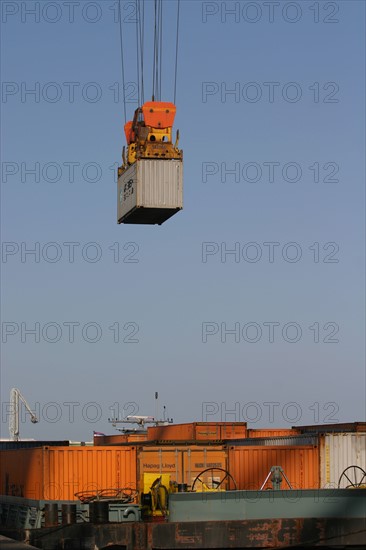 France: Normandie, Seine Maritime, le havre, port de commerce, porte conteneurs, containers, cargo, navire, bateau, marine marchande, commerce international, mondialisation, cargement, grue, portique,