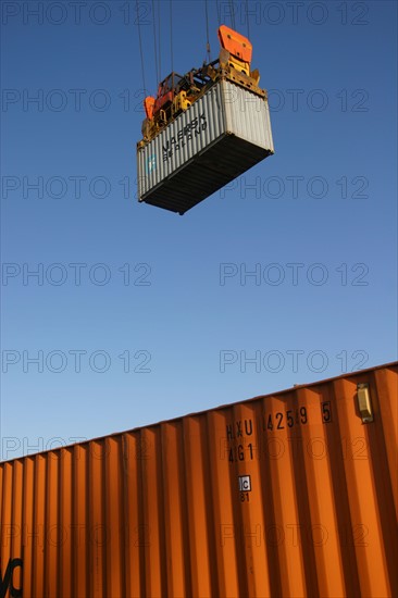 France: Normandie, Seine Maritime, le havre, port de commerce, porte conteneurs, containers, cargo, navire, bateau, marine marchande, commerce international, mondialisation, chargement, grue, portique,