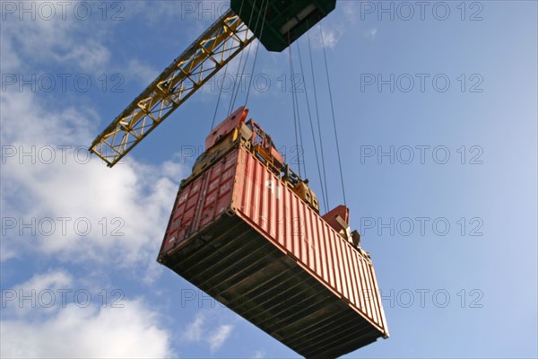 France: Normandie, Seine Maritime, le havre, port de commerce, porte conteneurs, containers, cargo, navire, bateau, marine marchande, commerce international, mondialisation, chargement, grue, portique,