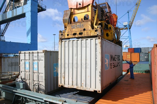 France: Normandie, Seine Maritime, le havre, port de commerce, porte conteneurs, containers, cargo, navire, bateau, marine marchande, commerce international, mondialisation, chargement d'une barge, docker,