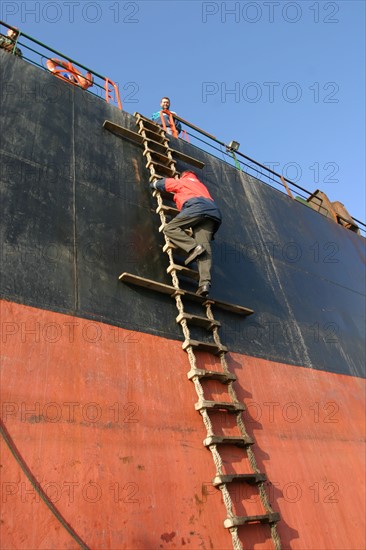 France: Normandie, Seine Maritime, vallee de la Seine, Rouen, grand port de mer de Rouen, pilotage de Seine, montee du pilote aval a bord, echelle, coque cargo,