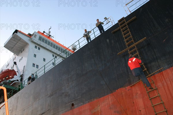 France: Normandie, Seine Maritime, vallee de la Seine, Rouen, grand port de mer de Rouen, pilotage de Seine, montee du pilote aval a bord, echelle, coque cargo,