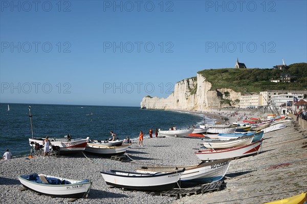 France: Normandie, Seine Maritime, cote d'albatre, etretat, barques, doris sur la plage, falaise d'amont au fond et chapelle, bateaux, galets