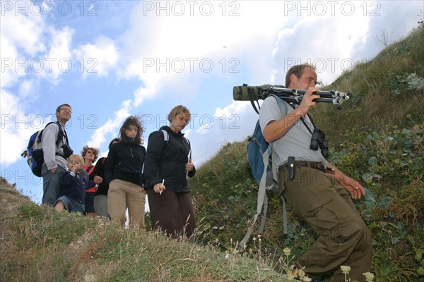 France, Normandie, Seine Maritime, cote d'albatre etretat, falaise d'amont, sortie nature avec Cyriaque Lethuillier (defi Caux), naturaliste, groupe,