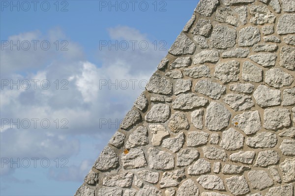 France, Normandie, Seine Maritime, cote d'albatre etretat, falaise d'amont, detail chapelle notre dame, mur de pierre, ciel nuageux,
