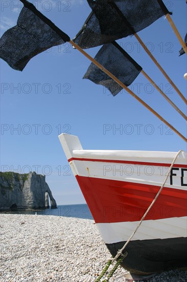 France, Normandie, Seine Maritime, cote d'albatre etretat, falaise d'aval et plage, galets, coque, barque, doris, casiers, drapeaux,